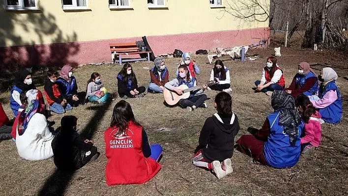 Kastamonu'da gönüllü gençler köy okuluna 'mutluluk' taşıdı