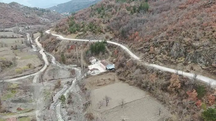 Heyelan nedeniyle köy yolları ulaşıma kapandı