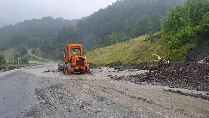 Küre'de heyelan nedeniyle yollar trafiğe kapatıldı