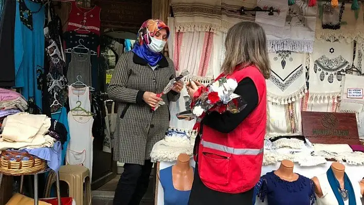 Kastamonu'da kadınlara karanfil dağıtıldı