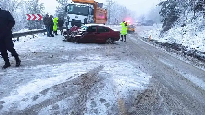 Kamyon ile otomobil çarpıştı: 2 yaralı