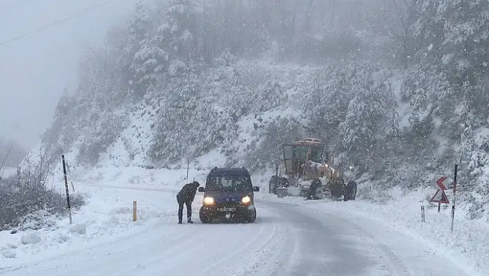 Kastamonu'da kar yağışı ulaşımda aksamalara yol açtı