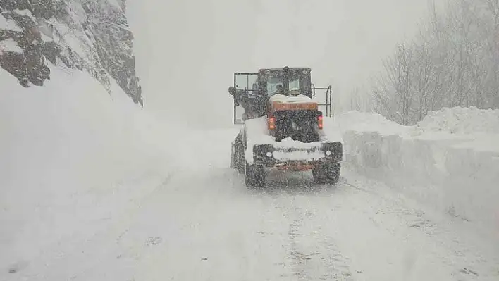 Kastamonu'da çığ düşmesi sonucu yol ulaşıma kapandı