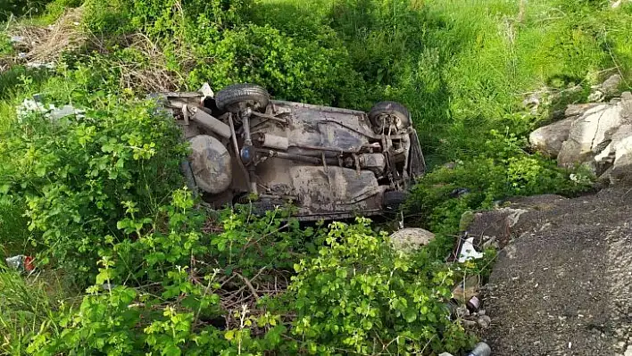 Dere yatağına devrilen otomobilde 2 yaralı