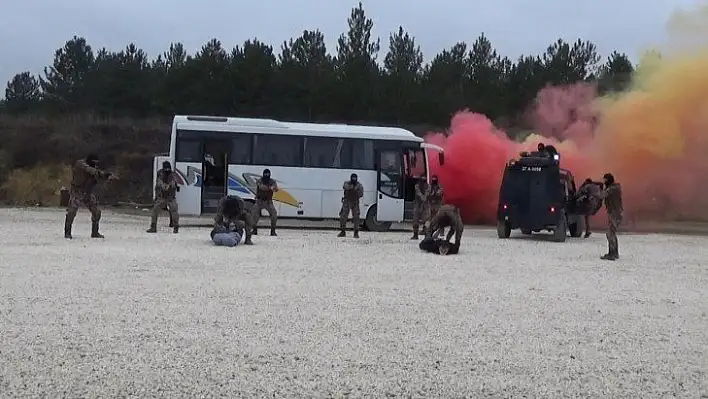 Kastamonu'da özel harekat polislerinden tatbikat