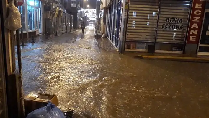 Sağanak etkili oldu, cami ve iş yerlerini su bastı