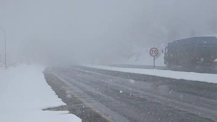 Kastamonu'da sis ulaşımda aksamalara neden oldu