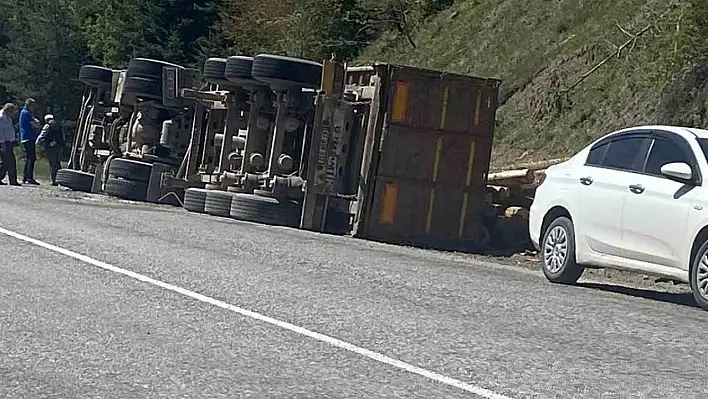 Küre'de tomruk yüklü tır devrildi: 1 yaralı