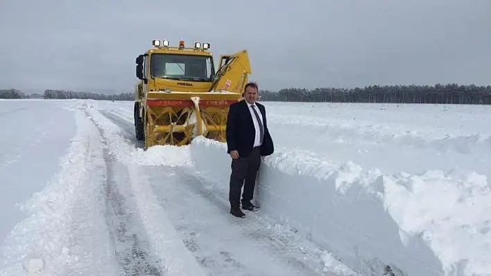 Kastamonu Havalimanında kar küreme çalışmaları sürüyor