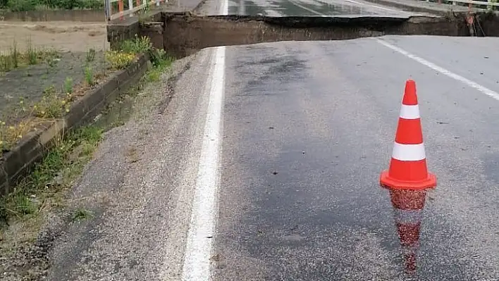 Birçok ilçenin ulaşım yolu trafiğe kapatıldı