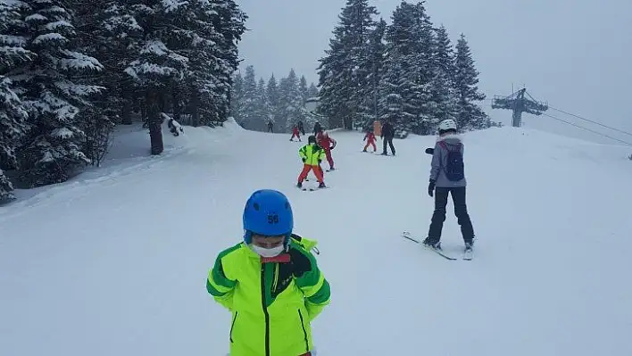 Kastamonu Sevgi Evleri'nde kalan çocuklara kayak eğitimi verildi