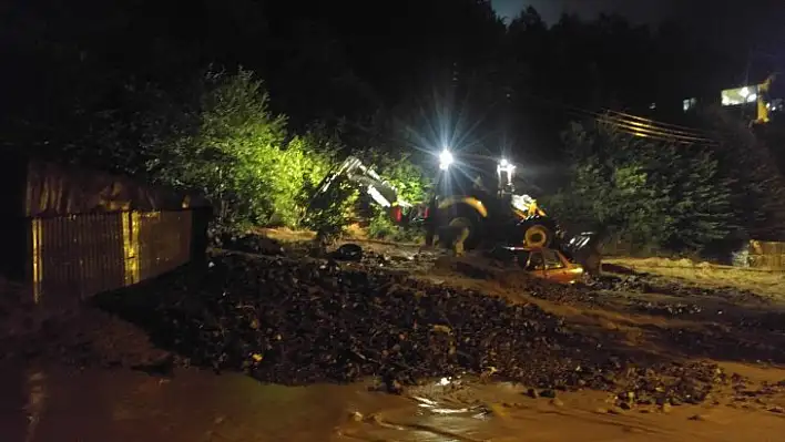 Kastamonu'da iki araç toprak altında kaldı