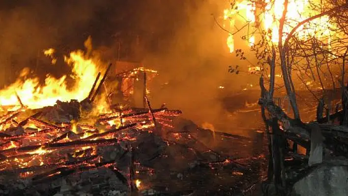 Kastamonu'da İki Ev Yangında Küle Döndü