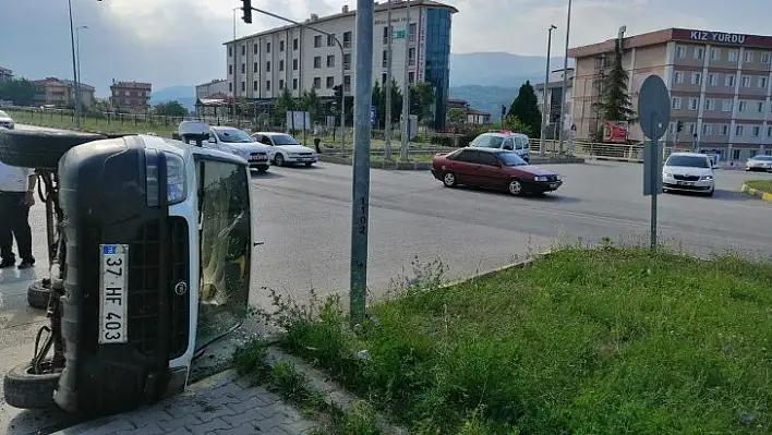 Kavşakta direksiyon hakimiyetini kaybedip devrildi