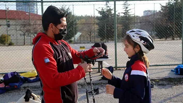 Kayakçılar, antrenmanı asfaltta yapıyor