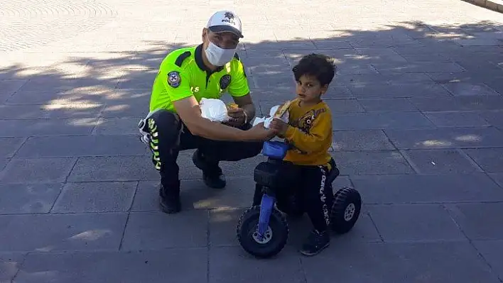 Kaybolan çocuğu bulan polislerden çocuğa poğaça ikramı