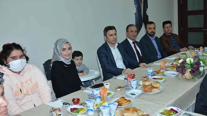 Öksüz ve yetim çocuklar için iftar yemeği