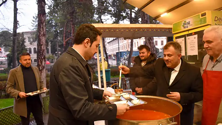 Kaymakam Özen ve Başkan Çatal, oruçlarını iftar çadırında açtı