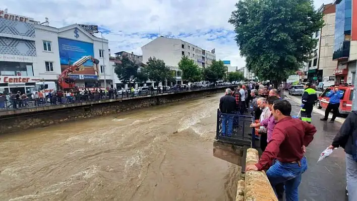 Yüzlerce kişi film izler gibi izledi