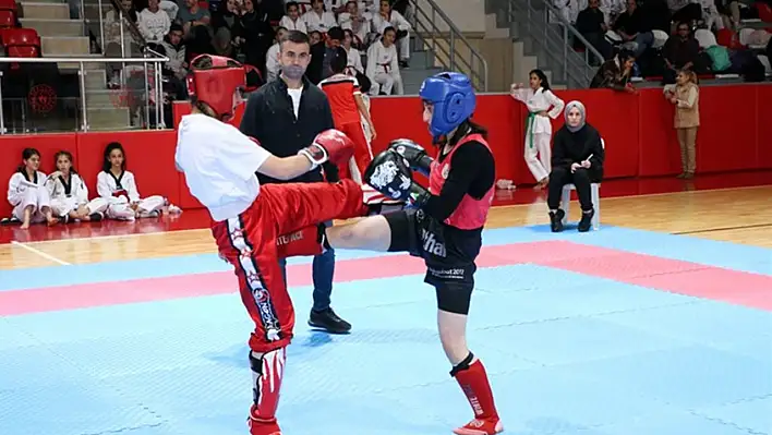 Kick Boks müsabakaları yapıldı