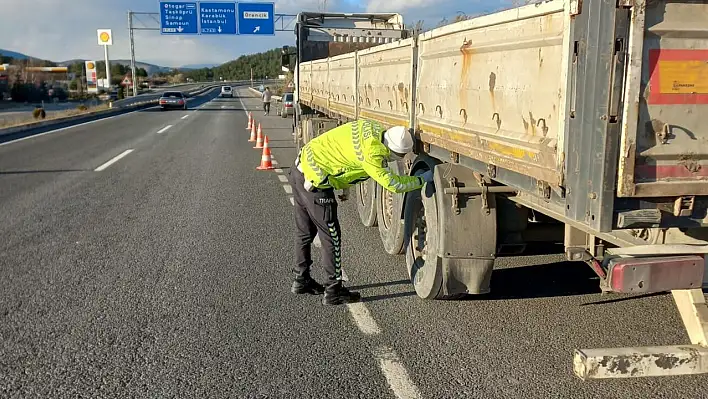 Kış lastiği denetimi yapılıyor