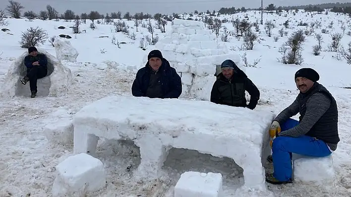 Kızak yarışları için kar mağarası ve iglo yaptılar