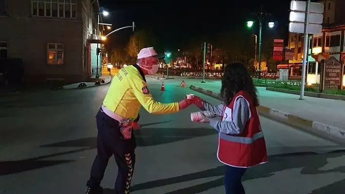 Kızılay ekipleri sahur vakti polisleri unutmadı