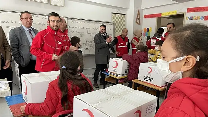 Kızılaydan köy okullarına kıyafet ve kırtasiye yardımı