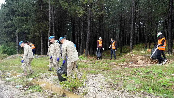 Ormanda çöp topladılar