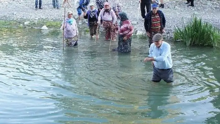 Köprü Olmayınca Köylüler Çayı Yüzerek Geçiyor 