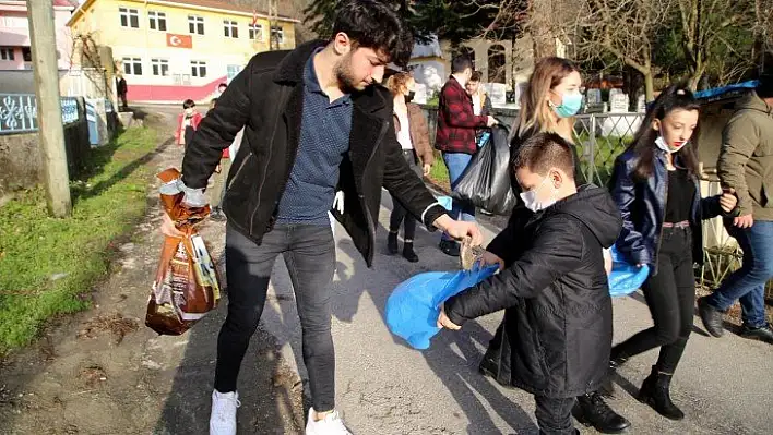 Köylerdeki gençler çevre temizliği yapıyor, sokak hayvanlarına bakıyor