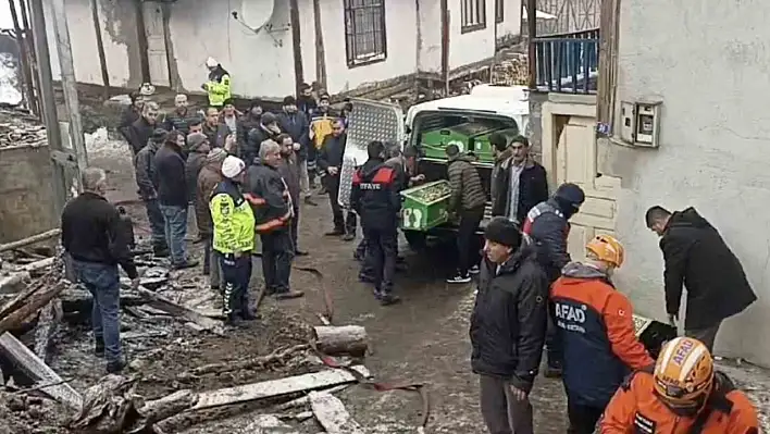 Yanan evde baba ile oğlunun cansız bedenine ulaşıldı