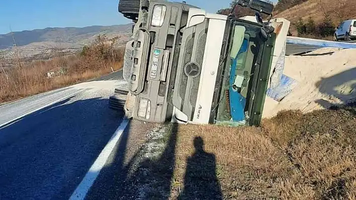 Kum yüklü kamyon devrildi: 1 yaralı