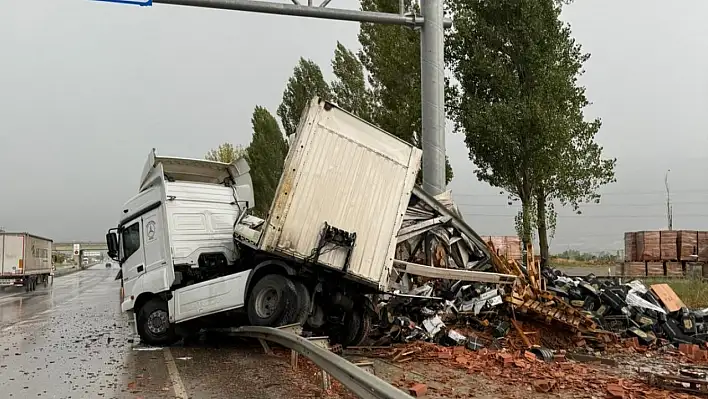 Makaslayan tır hurdaya döndü