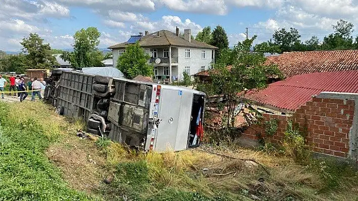 Memur servisi ile otomobil çarpıştı! Çok sayıda yaralı var