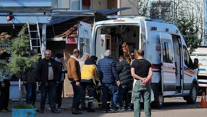 Merdivenden düşen yaşlı adam hastanelik oldu