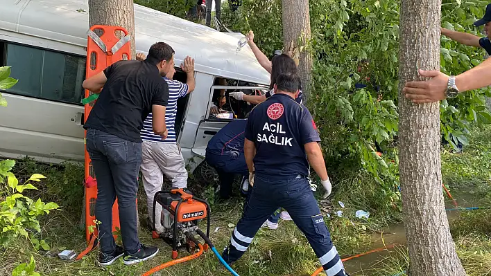 Minibüs kazası! Sürücüyü itfaiye kurtardı