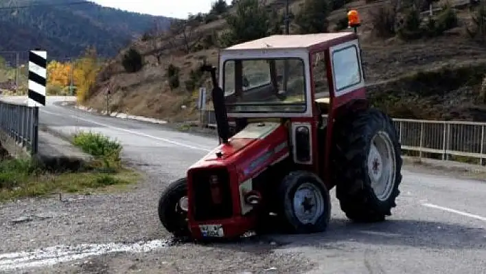 Minibüsle Traktör Çarpıştı: 4 Yaralı