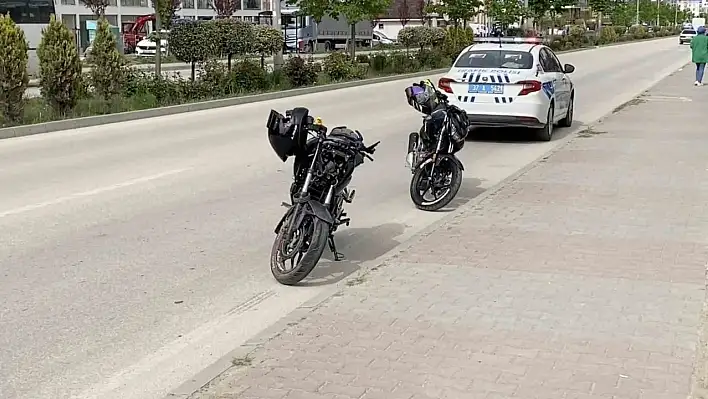 Anne ve oğluna motosiklet çarptı: 3 yaralı