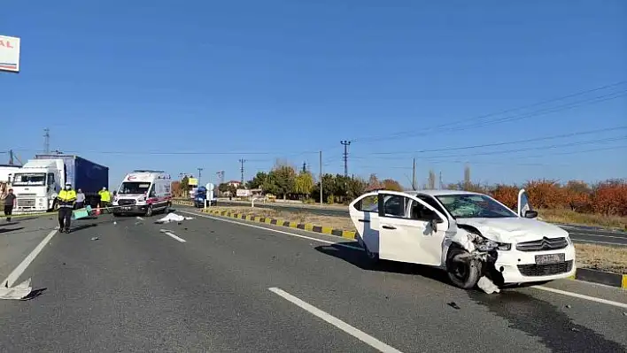 Otomobille motosiklet çarpıştı: 1 ölü