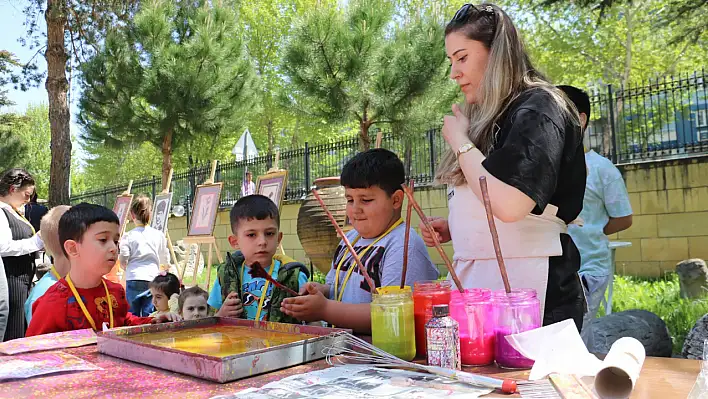 Müze bahçesinde atölye çalışması