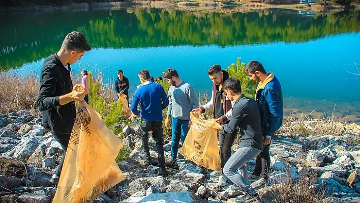 Öğrenciler gölet çevresinde temizlik yaptı