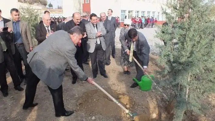 Öğrenciler, 200 Fidanı Toprakla Buluşturdu 