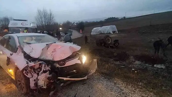 Öğretmenleri taşıyan otomobille traktör çarpıştı: 5 yaralı