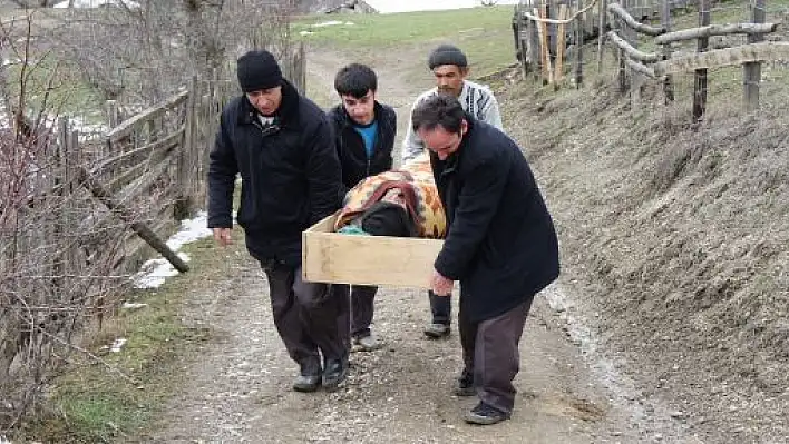 Ölüler de Hastalar da Tabutla Taşınıyor