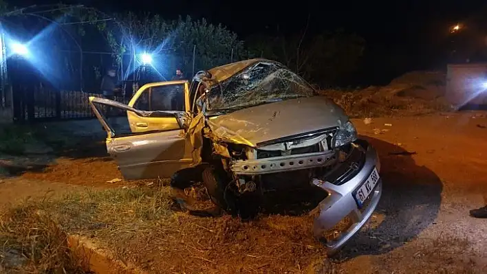 Traktörün römorkuna çarpan otomobildeki 3 kişi yaralandı