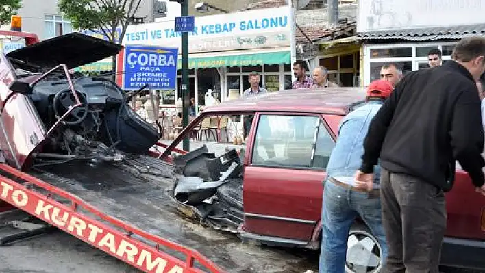 Otomobil ikiye bölündü, iki kişi yaralandı