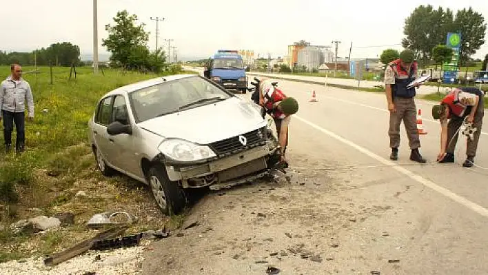 Otomobil Kamyonun Damperinin Altına Girdi