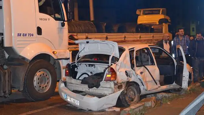 Otomobil Tır'ın Altına Girdi: 4 Yaralı