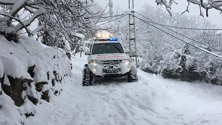 Paletli kar ambulansıyla hastaneye kaldırıldı